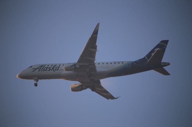 EMBRAER 175 (long wing) (N636QX)