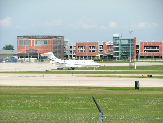 Bombardier Challenger 300 (N121LM)