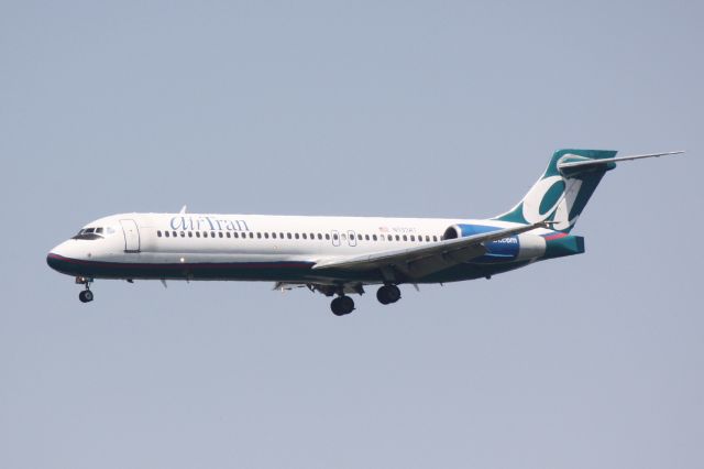 Boeing 717-200 (N893AT) - AirTran Flight 1165 (N893AT) on approach to Runway 32 at Sarasota-Bradenton International Airport following a flight from Chicago-Midway International Airport