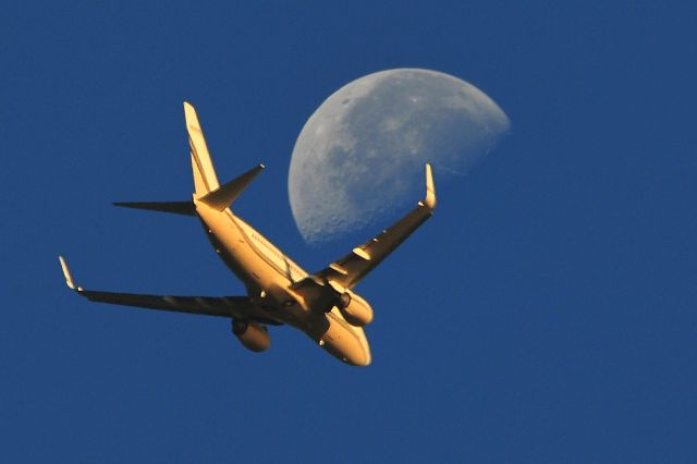 Boeing 737-700 (N315TS) - BBJ B737-700 passes the manning moon on approach to 28L at SFO.