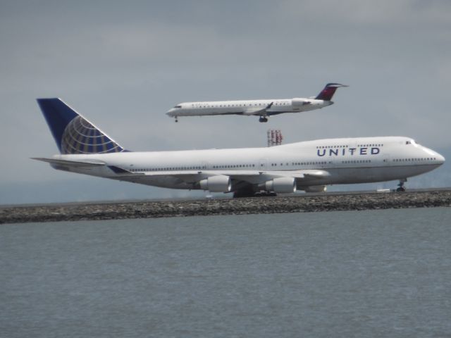 Boeing 747-400 (N199UA) - Size comparison