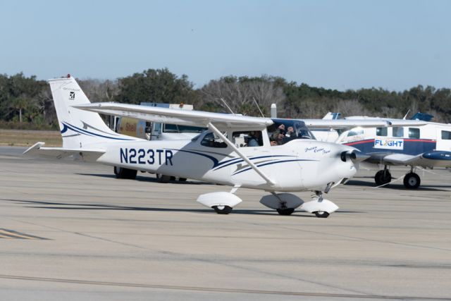 Cessna Skyhawk (N223TR)