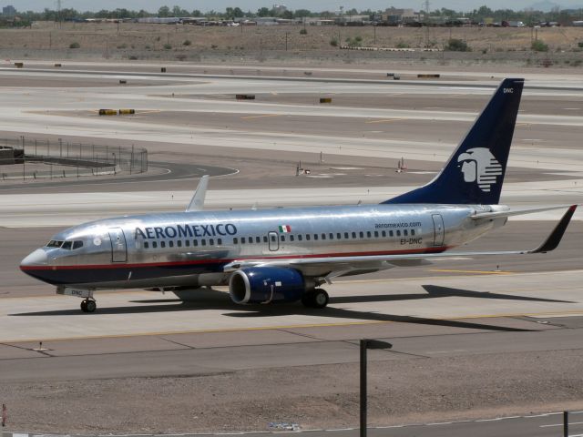 Boeing 737-700 (EI-DNC) - July 24, 2008 - taxiing to the gate