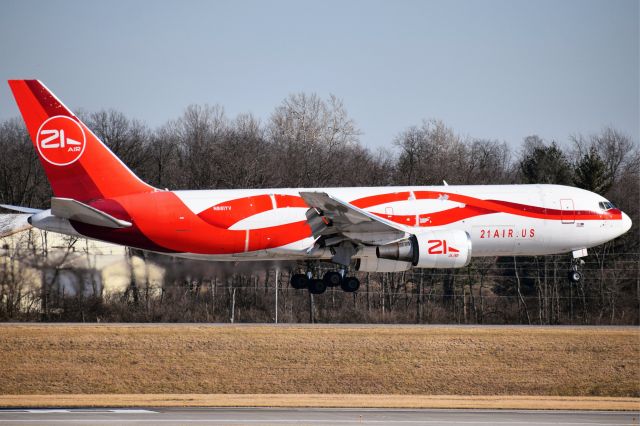 BOEING 767-200 (N881YV) - N881YV operating as CSB343 landing on 18L at Cincinnati/ Northern Kentucky International Airport from Orlando (MCO)