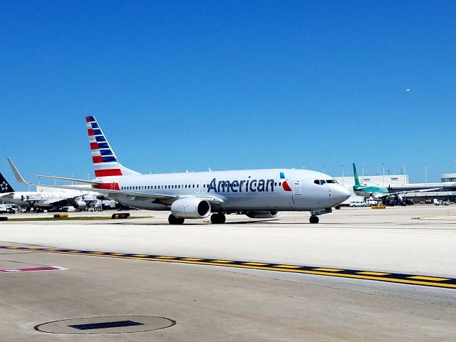 Boeing 737-800 (N833NN) - A beautiful day in Chicago.