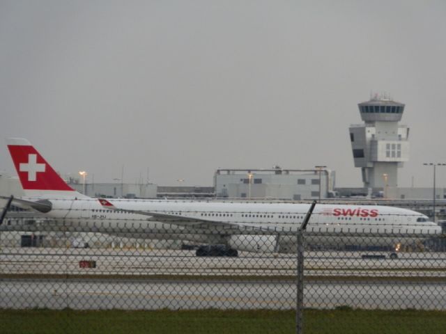 Airbus A330-300 (HB-JHJ)