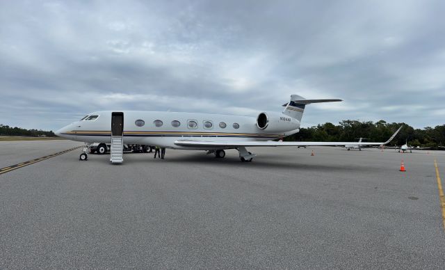 Gulfstream Aerospace Gulfstream G500 (N104AR) - On the ramp while refueling a GVII-G500.