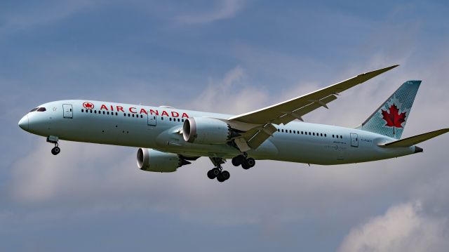 Boeing 787-9 Dreamliner (C-FGDT) - Arriving 13R. One of three Air Canada Dreamliners arriving this day for maintenance during downtime caused by the COVID-19 pandemic.br /3/27/20