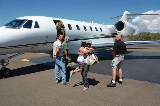 Cessna Citation X (N701LX) - My daughters, welcome home!  BTW, this photo is used on the FlightAware home page. Thanks for using my picture!