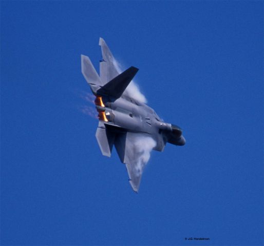 Lockheed F-22 Raptor (05-0085) - Frosting on the cake.