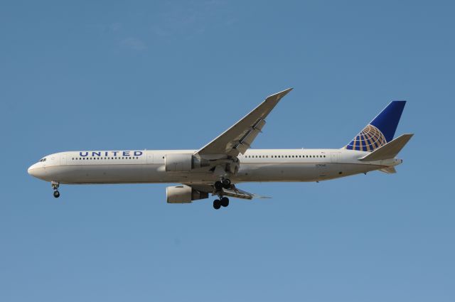 BOEING 767-400 (N78060) - This is United flt 1832, operating EWR-IND bringing Eli Manning and the NY Giants to Super Bowl 46 in Indianapolis. Arrived today, 01-30-12 at about 14:45 local time.