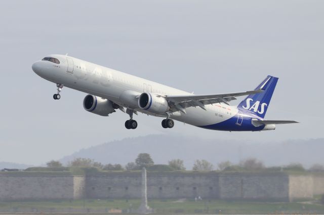 Airbus A321 (SE-DMO) - 'Scandinavian 928' departing back to Copenhagen