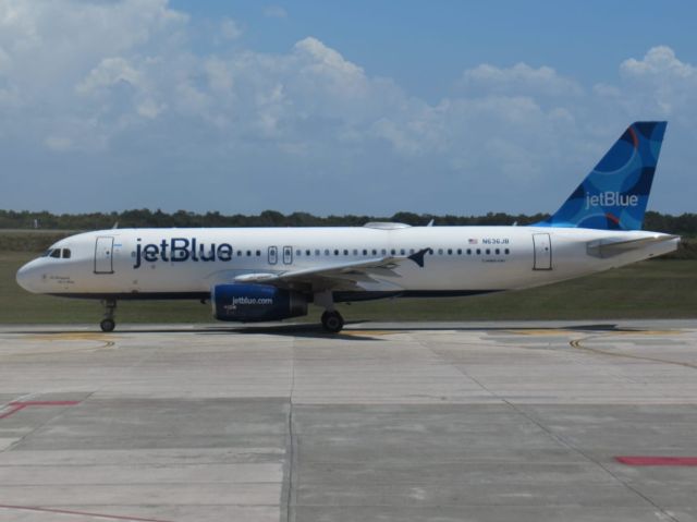 Airbus A320 (N636JB)