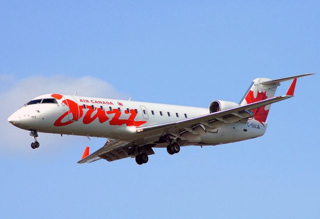 Canadair Regional Jet CRJ-200 (C-GUJA)