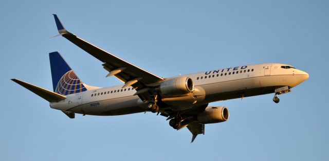 Boeing 737-800 (N12218)