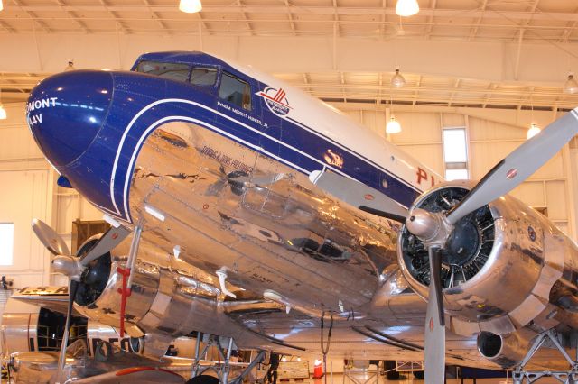 Douglas DC-3 —