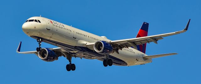 Airbus A321 (N360DN) - N360DN Delta Air Lines Airbus A321-211 s/n 8388 - Las Vegas - Harry Reid International Airport (KLAS)br /br /USA - Nevada August 18, 2021br /br /Photo: Tomás Del Corobr /br /SunSet Park