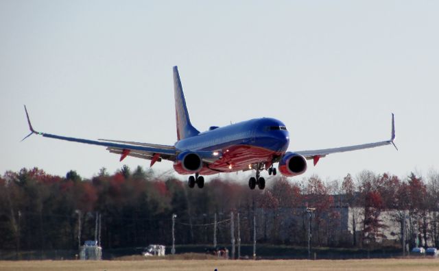 Boeing 737-800 (N8314L)