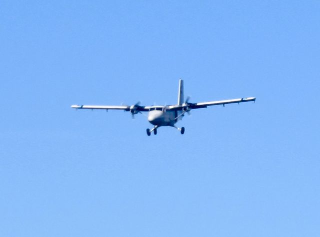 De Havilland Canada Twin Otter (N190KM) - Landing runway 19.