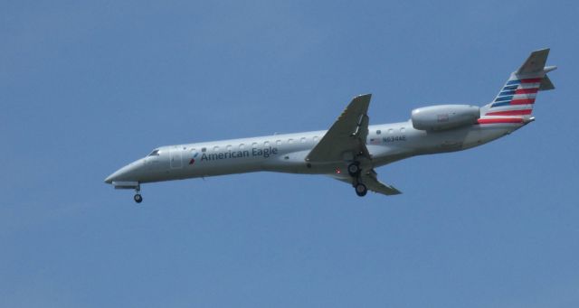 Embraer ERJ-145 (N634AE) - On final is this 1999 American Airlines Eagle  Embraer ERJ-145LR in the Summer of 2021.