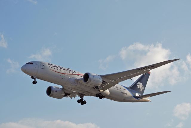 Boeing 787-8 (N967AM) - Boeing B787-8 N967AM MSN 35312 of AeroMexico is on approach to Mexico City International Airport (11/2021).