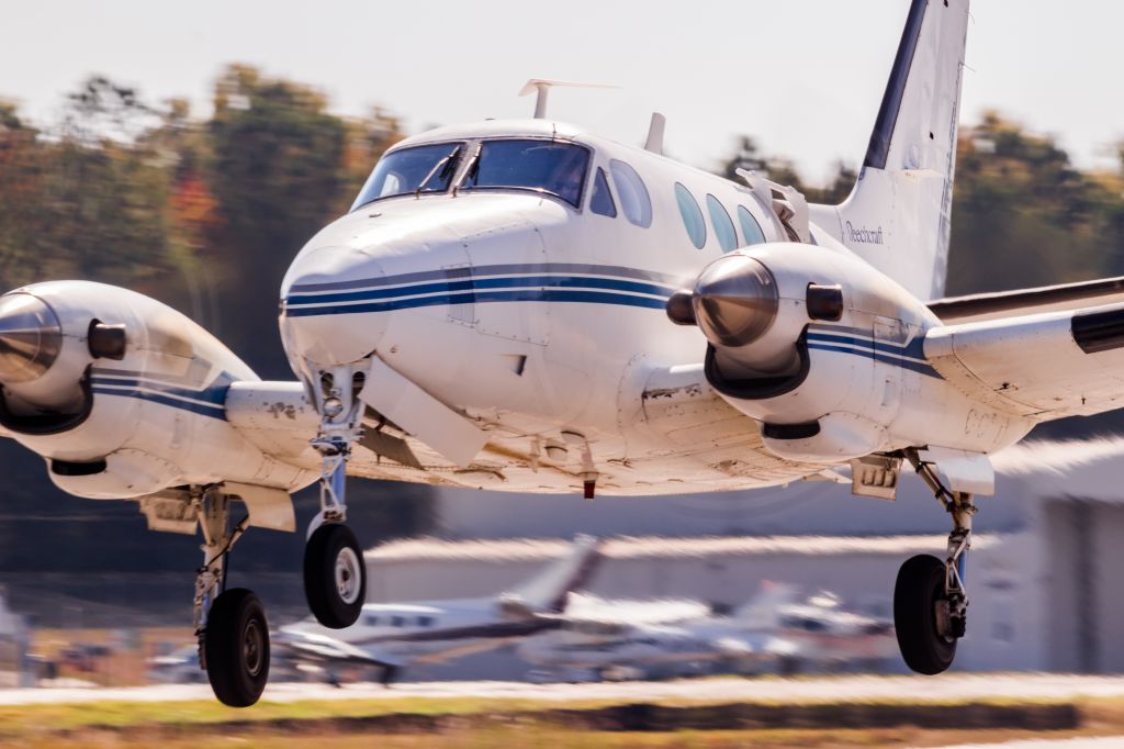 Beechcraft King Air 90 (N46AX) - Canon EOS SL1, Canon EF 400mm F/5.6L spotted from the Skydive Monroe ramp at D73.