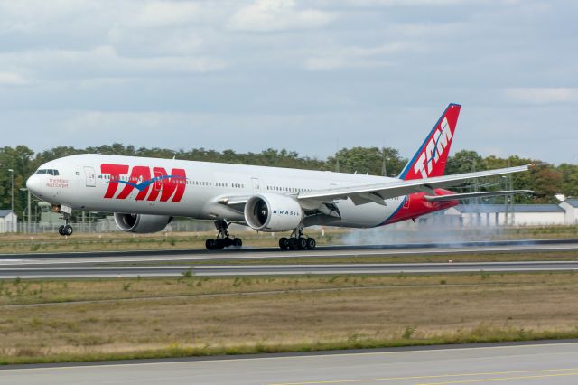 BOEING 777-300 (PT-MUF)