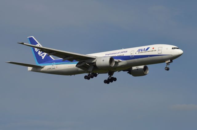 Boeing 777-200 (JA702A)