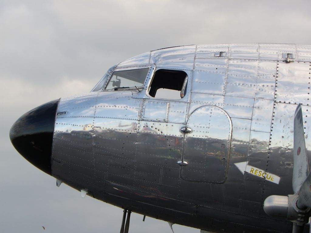 Douglas DC-3 (N587MB)