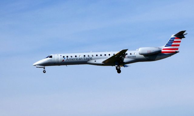 Embraer ERJ-145 (N669MB) - On final is this American Eagle Embraer ERJ-145LR in the Autumn of 2018.