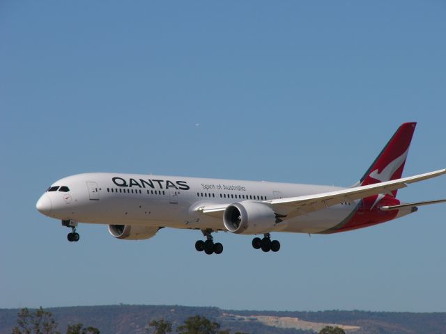 Boeing 787-9 Dreamliner (VH-ZNC) - A Qantas 787-9 Dreamliner landing at Perth captured from the public viewing deck