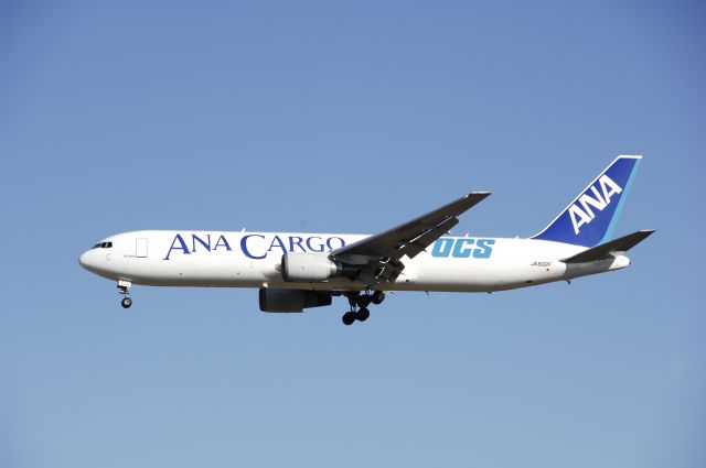 BOEING 767-300 (JA602F) - Final Approach to NRT Airport Runway 34L on 2011/12/30