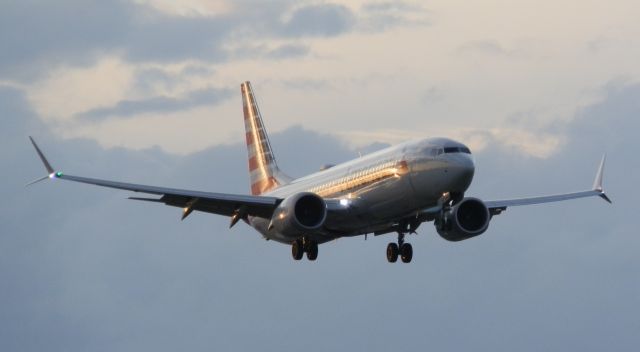 Boeing 737 MAX 8 (N303RG)