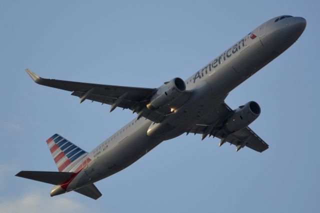 Airbus A321 (N119NN)