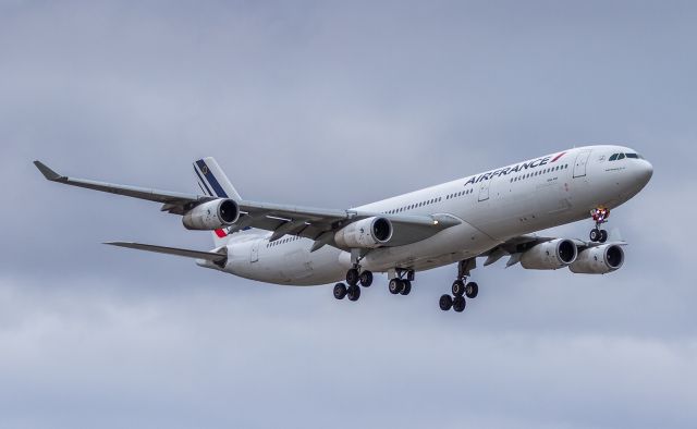 Airbus A340-300 (F-GNII) - Air France A340-300 on short finals for runway 23 at YYZ