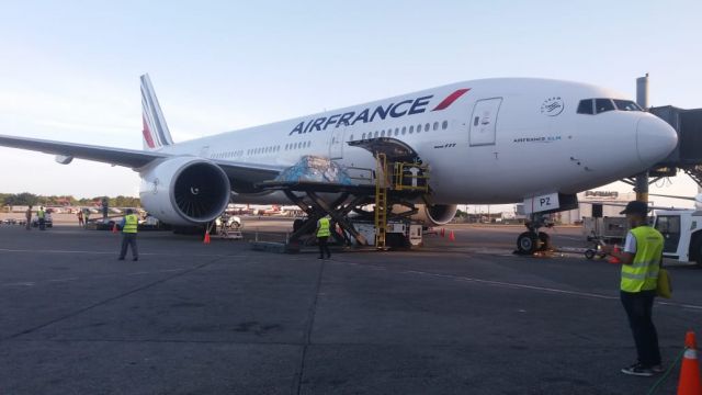 Boeing 777-200 (F-GSPZ) - THE BIG AIR FRANCE B777-200 ON ITS ARRIVAL FROM PARIS TO SANTO DOMINGO AND SOME TOMAS OF ITS PREPARATION PARASU DEPARTURE TOWARDS PARIS ...