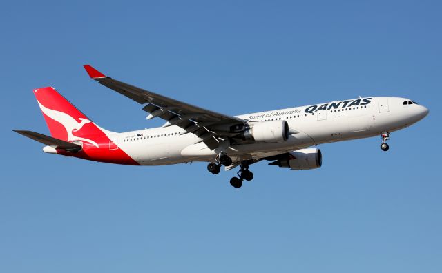 Airbus A330-300 (VH-EBF) - On Approach To Rwy 16R