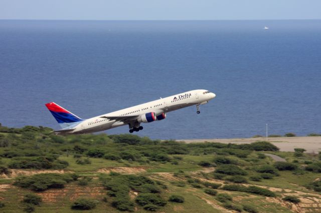 Boeing 757-200 (N656DL)