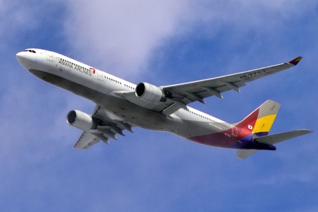 Airbus A330-300 (HL7793) - Between Clouds