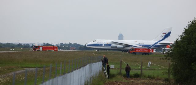 Antonov An-124 Ruslan (RA-82047) - Entrée piste 03 à Nantes le 1er juin 2016