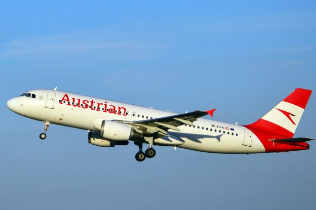 Airbus A320 (OE-LZA) - Austrian Airlines Airbus A320-214 departing AMS on Polderbaan runway 19.24 hrs (GMT) 09May25