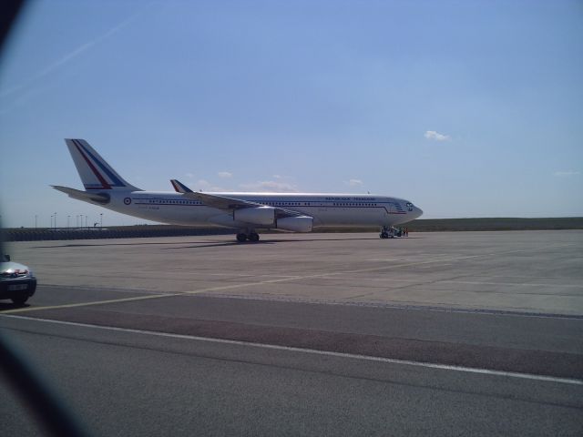 Airbus A340-200 (F-RAJB) - LAirbus A340-212 de la République Française (Présidentiel) sur le tarmac de Vatry (Partie 1)