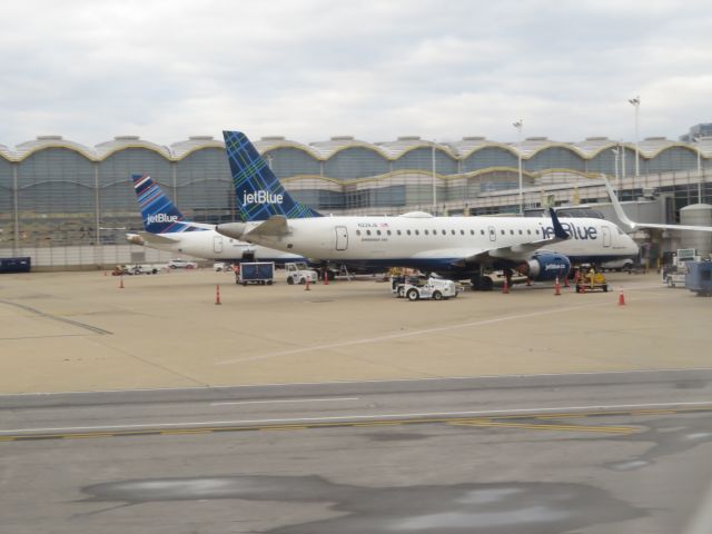 Embraer ERJ-190 (N228JB)