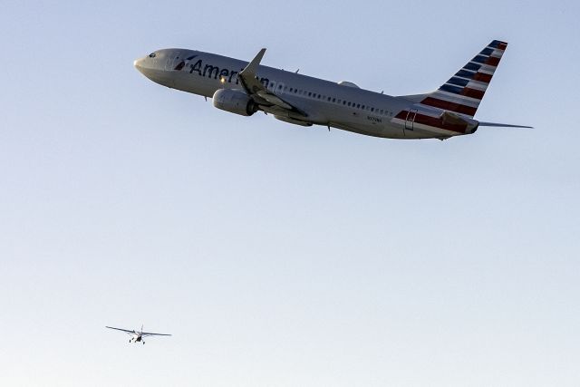 Boeing 737-800 (N979NN)