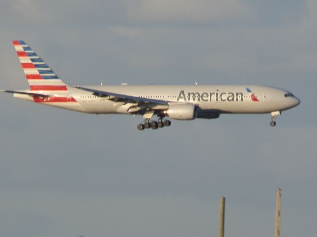 Boeing 777-200 (N797AN)
