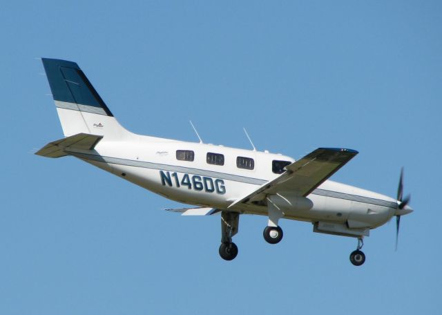 Piper Malibu Mirage (N146DG) - Landing on runway 32 at the Shreveport Regional airport.