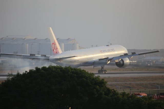 BOEING 777-300ER (B-18006)