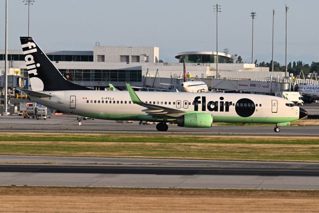 Boeing 737-800 (C-FFLJ)