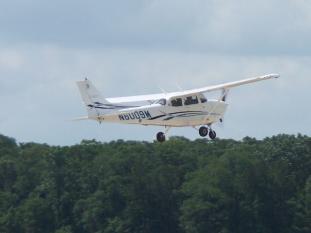 Cessna Skyhawk (N6009M) - Taking off of 19 at Lone Star.