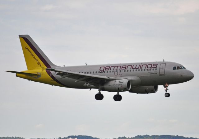 Airbus A319 (D-AGWG) - short final for RW 14L